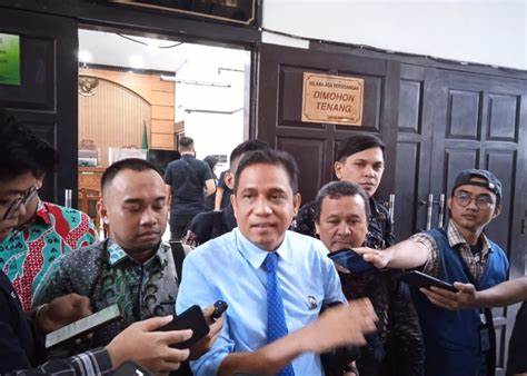 Kuasa hukum mantan Ketua Komisi Pemberantasan Korupsi (KPK), Firli Bahuri, Ian Iskandar, dengan tegas membantah tuduhan bahwa kliennya menerima uang sebesar Rp 1,3 miliar dari SYL.