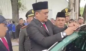 Foto Walikota Bobby Nasution memasang stiker parkir Berlangganan di mobil. (Dishub Medan)