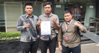 LBH Medan saat melaporkan Kapolda-Dirreskrimsus ke Propam Mabes Polri.