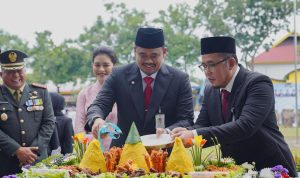 Walikota Medan Bobby Nasution saat memotong tumpeng di HUT ke-434 kota Medan.