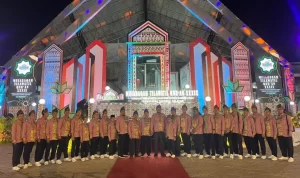 Langkat Raih Juara Umum MTQ Sumut: Ini Rahasianya! Langkat – BP: Kabupaten Langkat mencatatkan prestasi gemilang dengan meraih juara umum ketiga pada Musabaqah Tilawatil Quran (MTQ) ke-39 tingkat Provinsi Sumatera Utara yang berlangsung di Sipirok, Tapanuli Selatan. Pembinaan intensif dari Lembaga Pengembangan Tilawatil Quran (LPTQ) yang diketuai oleh Sekretaris Daerah Langkat, Amril, menjadi kunci kesuksesan ini. Kafilah Langkat berhasil meraih sejumlah penghargaan, termasuk juara pertama untuk Muhammad Fahmi Alwi di cabang Qirsab Murotal dan Syarafina Yusrina di cabang Khat Kontemporer. Juara kedua juga diraih oleh Ahmad Faiz Natama Tamba, Sindi Paramita, Zulkifli Ibrahim, Alfi Khairina, Irmayani, Fafila Ismalia, Liza Arllina, dan Anggraini. Sedangkan juara ketiga diraih oleh Fauzan Nasrullah di cabang Qiraat Sabat, Mizar Aulia di cabang KTIQ, Zakiah Khairiah di cabang Qirsab Mujjawad, dan Suri Millatina di cabang Syarhil Quran. Penutupan MTQ tingkat provinsi ini dilakukan oleh Staf Ahli Gubernur Bidang Hukum, Politik, dan Pemerintahan, Muhammad Arman Effendy Pohan, yang mewakili Pj Gubernur Sumut Agus Fatoni. Kota Medan kembali mempertahankan predikat juara umum pertama, disusul oleh Kabupaten Deli Serdang di posisi kedua, dan Langkat di posisi ketiga. Keberhasilan ini merupakan pencapaian tersendiri bagi Kabupaten Langkat, mengingat mereka telah lama absen dari jajaran tiga besar. Pj. Bupati Langkat, Faisal Hasrimy, menyampaikan apresiasinya atas keberhasilan kafilah Langkat dan menegaskan bahwa prestasi ini tidak lepas dari keseriusan Pemkab Langkat bersama LPTQ dalam melakukan pembinaan intensif. “Prestasi ini menjadi motivasi bagi para kafilah dan official untuk lebih giat berlatih. Jadikan prestasi ini sebagai penyemangat, jangan cepat berpuas diri, dan terus pertahankan serta tingkatkan di tahun-tahun mendatang,” ujar Faisal Hasrimy. Keywords Langkat, MTQ Sumut, juara umum MTQ sumut, berita Medan, Berita Sumut, Reza Area Amal