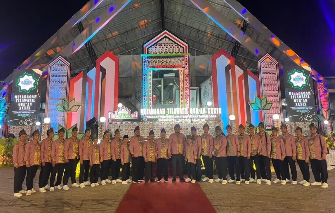 Langkat Raih Juara Umum MTQ Sumut: Ini Rahasianya! Langkat – BP: Kabupaten Langkat mencatatkan prestasi gemilang dengan meraih juara umum ketiga pada Musabaqah Tilawatil Quran (MTQ) ke-39 tingkat Provinsi Sumatera Utara yang berlangsung di Sipirok, Tapanuli Selatan. Pembinaan intensif dari Lembaga Pengembangan Tilawatil Quran (LPTQ) yang diketuai oleh Sekretaris Daerah Langkat, Amril, menjadi kunci kesuksesan ini. Kafilah Langkat berhasil meraih sejumlah penghargaan, termasuk juara pertama untuk Muhammad Fahmi Alwi di cabang Qirsab Murotal dan Syarafina Yusrina di cabang Khat Kontemporer. Juara kedua juga diraih oleh Ahmad Faiz Natama Tamba, Sindi Paramita, Zulkifli Ibrahim, Alfi Khairina, Irmayani, Fafila Ismalia, Liza Arllina, dan Anggraini. Sedangkan juara ketiga diraih oleh Fauzan Nasrullah di cabang Qiraat Sabat, Mizar Aulia di cabang KTIQ, Zakiah Khairiah di cabang Qirsab Mujjawad, dan Suri Millatina di cabang Syarhil Quran. Penutupan MTQ tingkat provinsi ini dilakukan oleh Staf Ahli Gubernur Bidang Hukum, Politik, dan Pemerintahan, Muhammad Arman Effendy Pohan, yang mewakili Pj Gubernur Sumut Agus Fatoni. Kota Medan kembali mempertahankan predikat juara umum pertama, disusul oleh Kabupaten Deli Serdang di posisi kedua, dan Langkat di posisi ketiga. Keberhasilan ini merupakan pencapaian tersendiri bagi Kabupaten Langkat, mengingat mereka telah lama absen dari jajaran tiga besar. Pj. Bupati Langkat, Faisal Hasrimy, menyampaikan apresiasinya atas keberhasilan kafilah Langkat dan menegaskan bahwa prestasi ini tidak lepas dari keseriusan Pemkab Langkat bersama LPTQ dalam melakukan pembinaan intensif. “Prestasi ini menjadi motivasi bagi para kafilah dan official untuk lebih giat berlatih. Jadikan prestasi ini sebagai penyemangat, jangan cepat berpuas diri, dan terus pertahankan serta tingkatkan di tahun-tahun mendatang,” ujar Faisal Hasrimy. Keywords Langkat, MTQ Sumut, juara umum MTQ sumut, berita Medan, Berita Sumut, Reza Area Amal