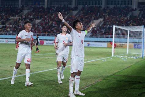 Timnas Indonesia U-16 berhasil meraih peringkat ketiga di Piala AFF U-16 2024 setelah menghancurkan Vietnam dengan skor telak 5-0 di Stadion Manahan, Solo, pada Rabu sore.