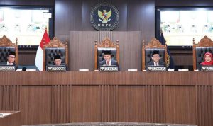 Dewan Kehormatan Penyelenggara Pemilu (DKPP) RI yang memberhentikan Ketua Komisi Pemilihan Umum (KPU) RI, Hasyim Asy’ari.
