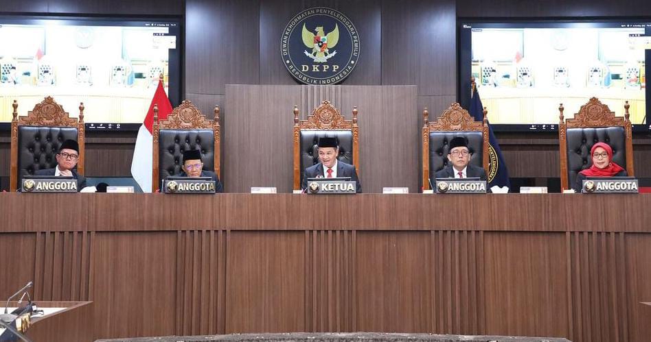Dewan Kehormatan Penyelenggara Pemilu (DKPP) RI yang memberhentikan Ketua Komisi Pemilihan Umum (KPU) RI, Hasyim Asy’ari.