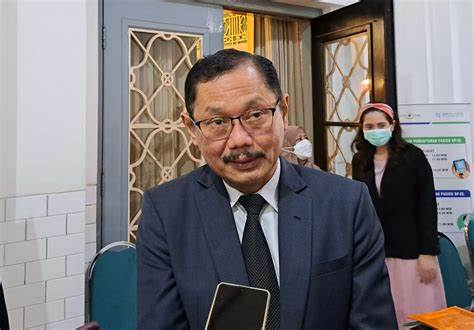 Prof. Dr. Dr. Budi Santoso.