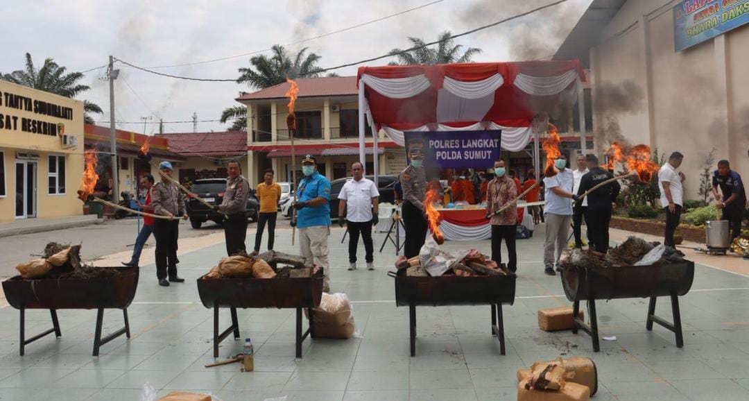 Polres Langkat melakukan pemusnahan besar-besaran barang bukti narkotika berupa sabu-sabu dan ganja.