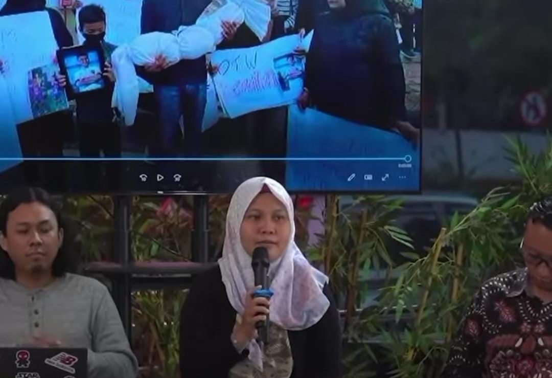 Kuasa hukum Keluarga korban penyiksaan berujung kematian anak berstatus pelajar SMP (AM, 13) Direktur LBH Padang, Indira Suryani bersama YLBHI, KontraS, dan organisasi masyarakat sipil (tergabung dalam Koalisi Masyarakat Sipil Reformasi Kepolisian lainnya) saat menyampaikan update temuan dan proses advokasi kasus terkait di Gedung YLBHI Jakarta, Selasa 2 Juli 2024.