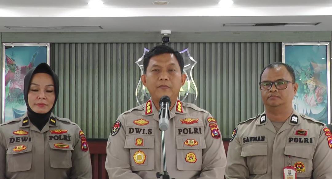 Polda Sumatera Barat terus mengejar pihak yang memviralkan kasus kematian tragis Afif Maulana, bocah 13 tahun yang ditemukan tewas di bawah Jembatan Kuranji, Padang, pada 9 Juni 2024.