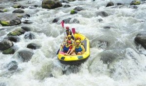 Ilustrasi arung jeram. Dalam persiapan menghadapi Pekan Olahraga Nasional (PON) XXI/2024 Sumut-Aceh, para atlet arung jeram Sumatera Utara (Sumut) memfokuskan peningkatan teknik dan fisik mereka dengan latihan langsung di Sungai Alas dan Sungai Mamas, Aceh Tenggara.
