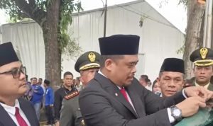 Wali Kota Medan, Bobby Afif Nasution saat memasang stiker parkir Berlangganan