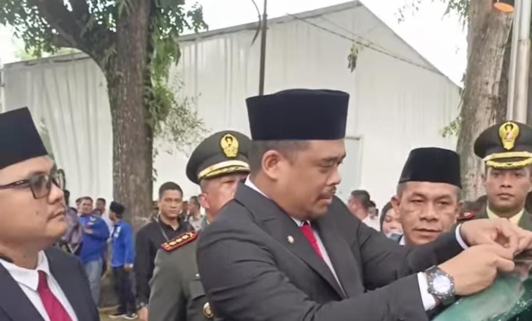 Wali Kota Medan, Bobby Afif Nasution saat memasang stiker parkir Berlangganan