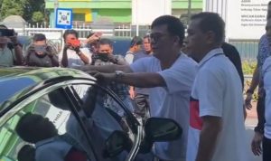 Dinas Perhubungan (Dishub) Kota Medan memberikan stiker parkir berlangganan kepada Kejaksaan Negeri (Kejari) Medan di Jalan Adinegoro, Kelurahan Gaharu, Kecamatan Medan Timur pada Jumat (5/7/24).