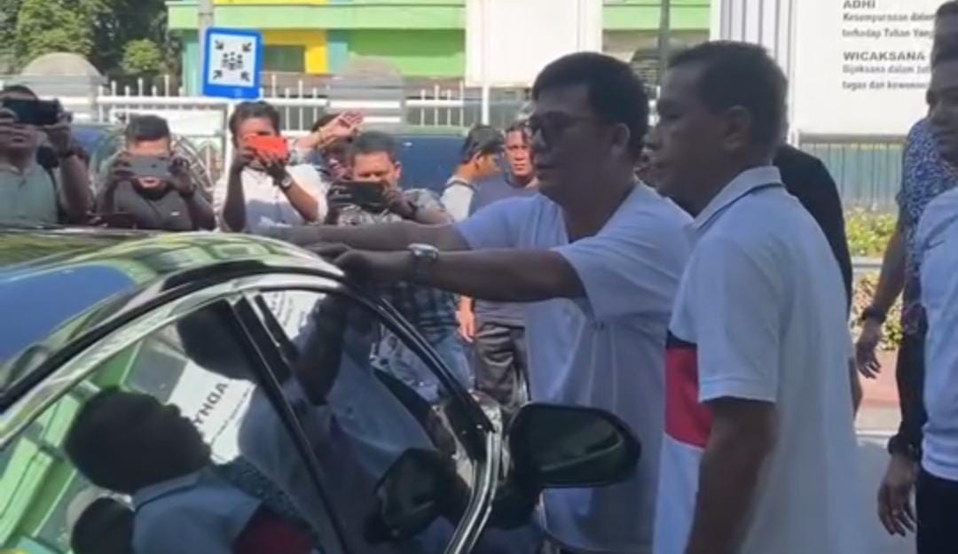 Dinas Perhubungan (Dishub) Kota Medan memberikan stiker parkir berlangganan kepada Kejaksaan Negeri (Kejari) Medan di Jalan Adinegoro, Kelurahan Gaharu, Kecamatan Medan Timur pada Jumat (5/7/24).