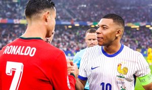 Kylian Mbappe bersalaman dengan C. Ronaldo saat Prancis melawan Portugal.