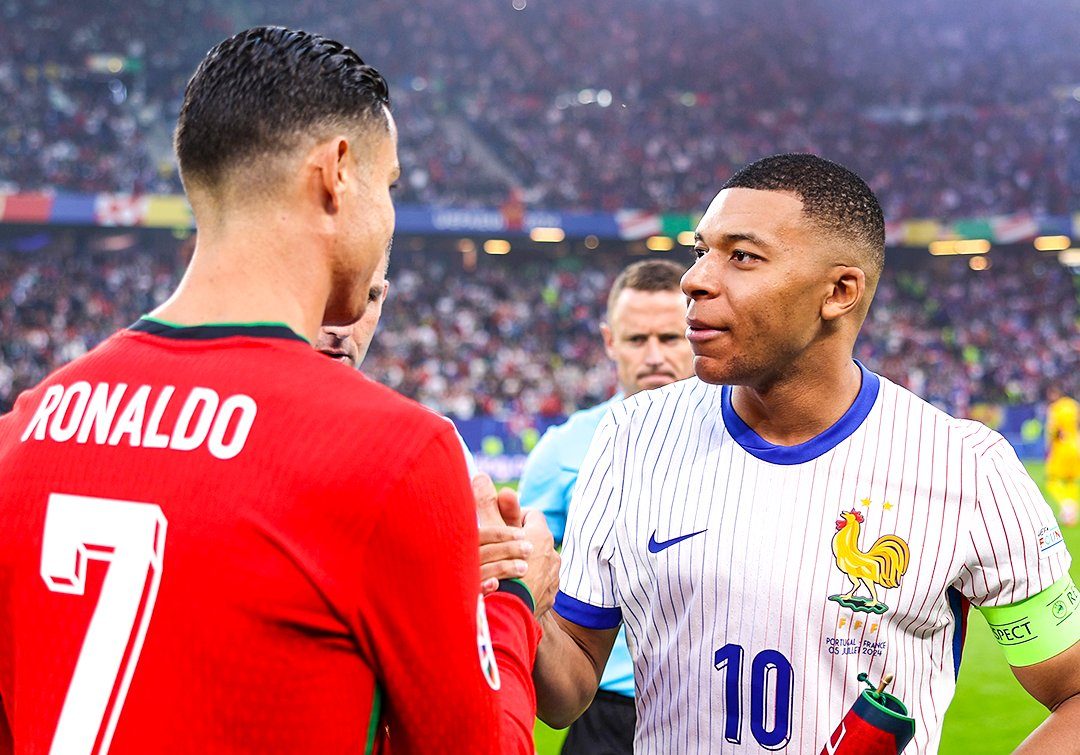 Kylian Mbappe bersalaman dengan C. Ronaldo saat Prancis melawan Portugal.