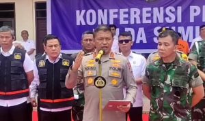 Kapolda Sumut Komisaris Jenderal Polisi Agung Setya Imam Effendi memberikan keterangan pers di Kabanjahe, di Kabupaten Karo, Sumatera Utara.
