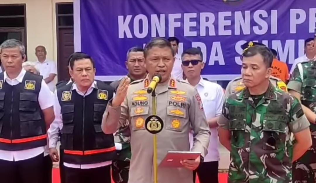 Kapolda Sumut Komisaris Jenderal Polisi Agung Setya Imam Effendi memberikan keterangan pers di Kabanjahe, di Kabupaten Karo, Sumatera Utara.