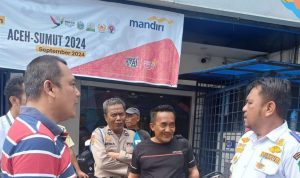 Petugas Dishub Medan saat berkoordinasi dengan petugas kepolisian.