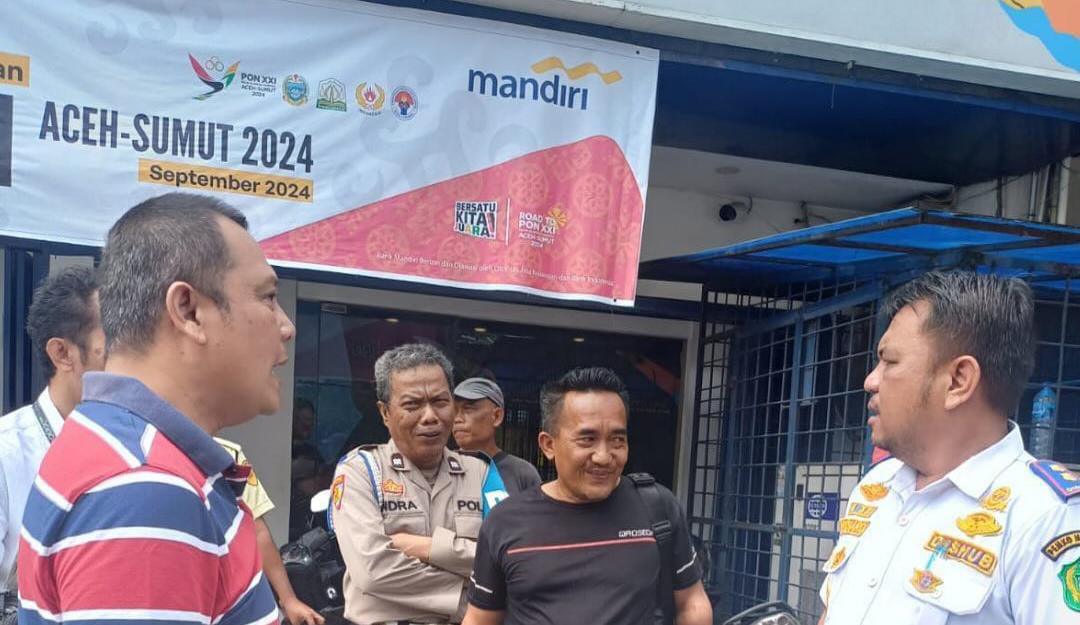 Petugas Dishub Medan saat berkoordinasi dengan petugas kepolisian.