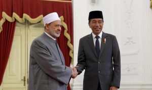Presiden Joko Widodo (kanan) saat berjabat tangan dengan Grand Syekh Al Azhar Imam Akbar Ahmed Al Tayeb (kiri) saat menerima kunjungan di Istana Merdeka, Jakarta, Selasa. (9/7/2024). (Tangkap layar)