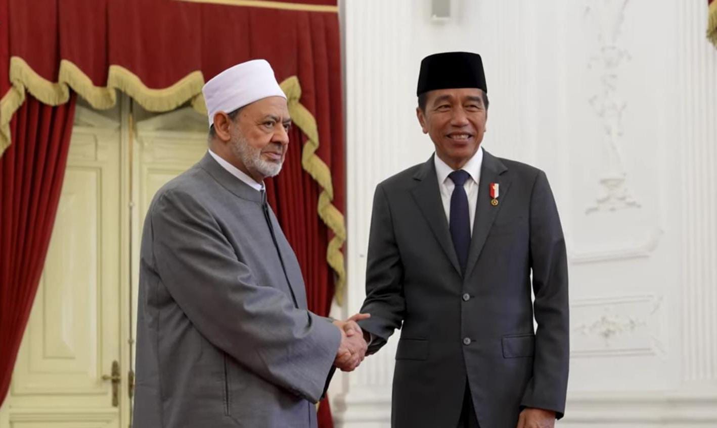 Presiden Joko Widodo (kanan) saat berjabat tangan dengan Grand Syekh Al Azhar Imam Akbar Ahmed Al Tayeb (kiri) saat menerima kunjungan di Istana Merdeka, Jakarta, Selasa. (9/7/2024). (Tangkap layar)