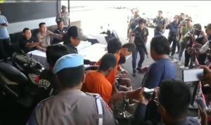 Kepolisian mengungkap jaringan pencuri motor yang beraksi dengan senjata tajam di Kelapa Gading, Jakarta Utara. Tiga pelaku, yaitu LA (26), NIA (18), dan FP (24), berhasil ditangkap dalam operasi ini.