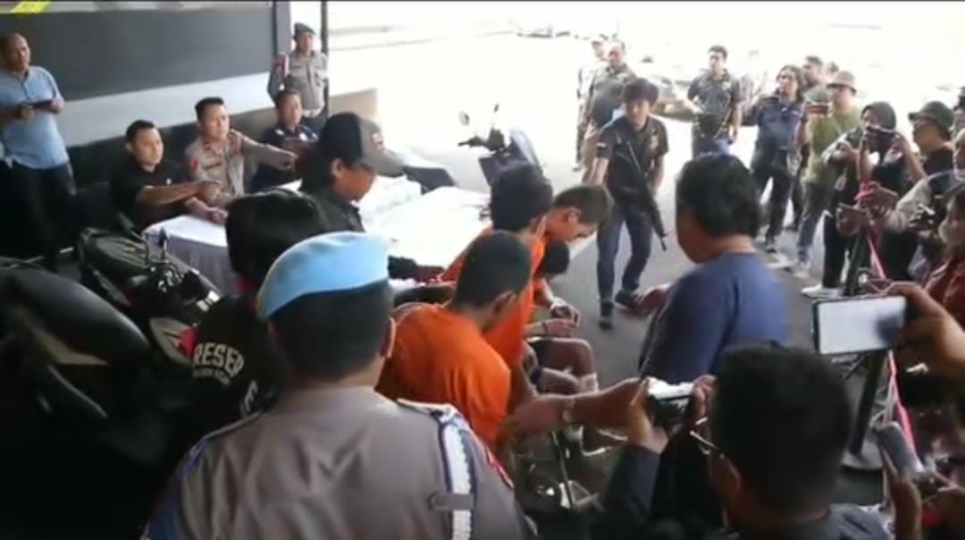 Kepolisian mengungkap jaringan pencuri motor yang beraksi dengan senjata tajam di Kelapa Gading, Jakarta Utara. Tiga pelaku, yaitu LA (26), NIA (18), dan FP (24), berhasil ditangkap dalam operasi ini.