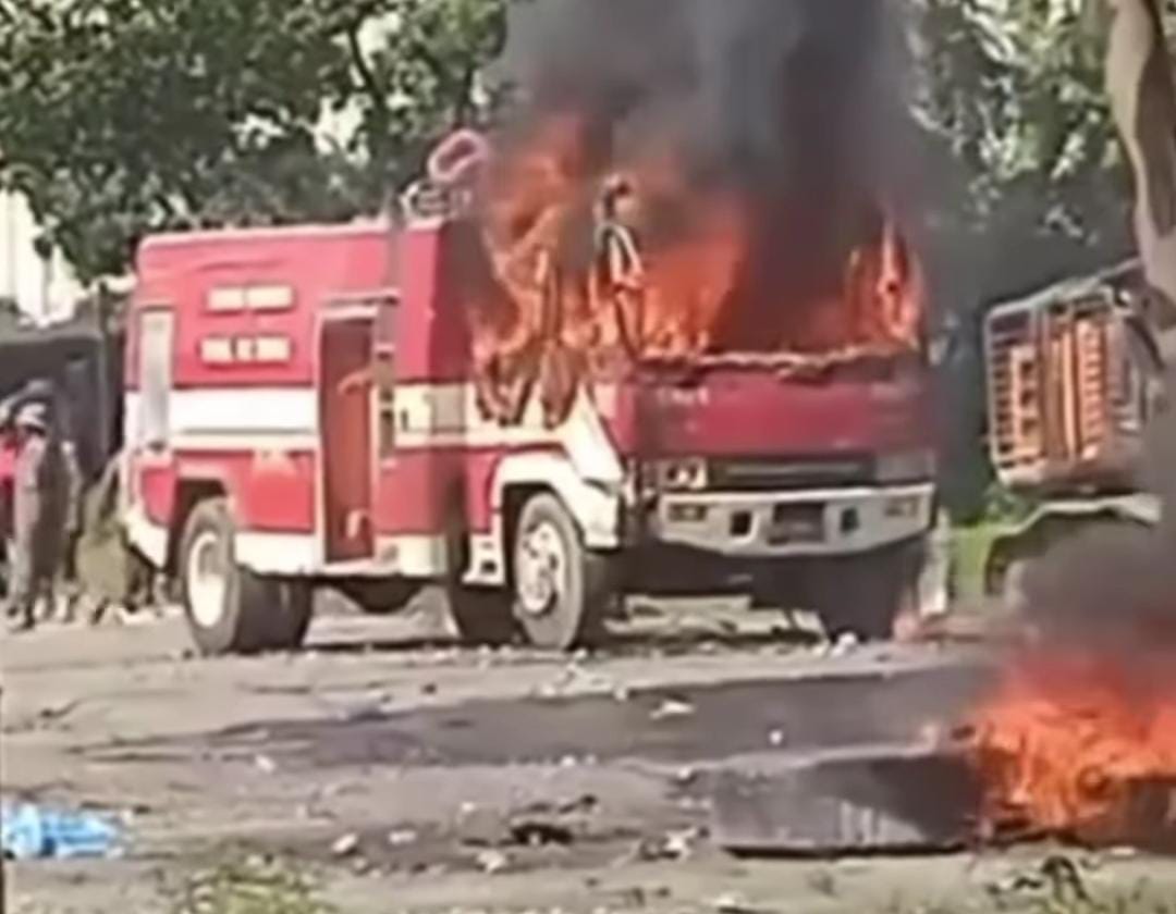 Satu unit mobil Dinas Pemadam Kebakaran dan Penyelamatan Kabupaten Deli Serdang hangus dibakar massa saat terjadi bentrok di Desa Sampali, Kecamatan Percut, Deli Serdang,