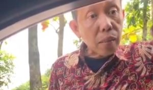 aksi arogan seorang pria paruh baya di jalan kecil Dusun Bandungan, Kecamatan Ungaran Timur, Kabupaten Semarang, memicu perbincangan panas di media sosial. (Foto tangkap layar X)