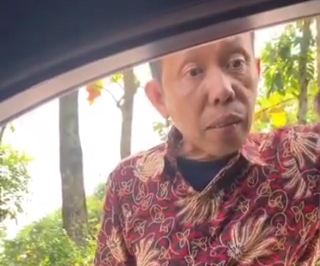 aksi arogan seorang pria paruh baya di jalan kecil Dusun Bandungan, Kecamatan Ungaran Timur, Kabupaten Semarang, memicu perbincangan panas di media sosial. (Foto tangkap layar X)