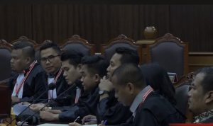 dua mahasiswa, A Fahrur Rozi dari Universitas Islam Negeri Syarif Hidayatullah Jakarta dan Anthony Lee dari Podomoro University, mengajukan gugatan ke Mahkamah Konstitusi (MK) terkait syarat usia calon kepala daerah dalam Undang-Undang Pilkada.
