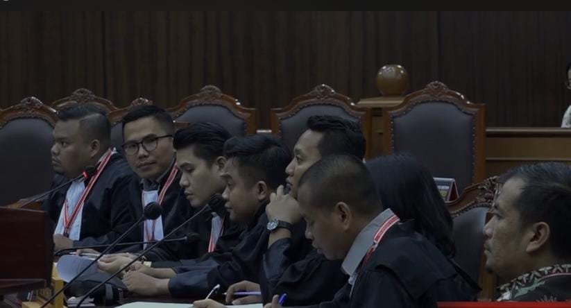 dua mahasiswa, A Fahrur Rozi dari Universitas Islam Negeri Syarif Hidayatullah Jakarta dan Anthony Lee dari Podomoro University, mengajukan gugatan ke Mahkamah Konstitusi (MK) terkait syarat usia calon kepala daerah dalam Undang-Undang Pilkada.