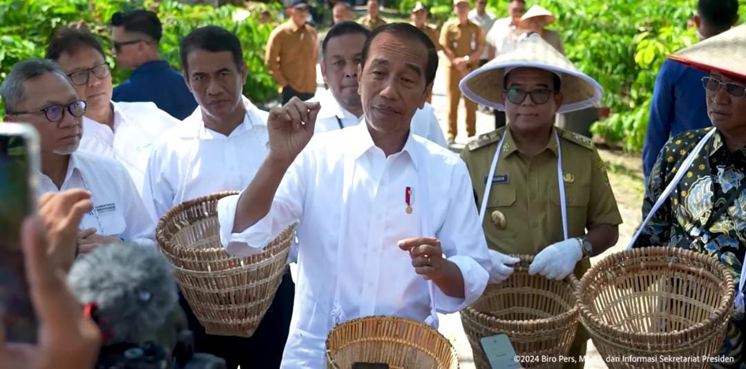 Presiden Joko Widodo menginstruksikan agar seluruh komoditas perkebunan dan pertanian di Indonesia harus melewati proses industrialisasi dan hilirisasi untuk meningkatkan nilai jualnya.