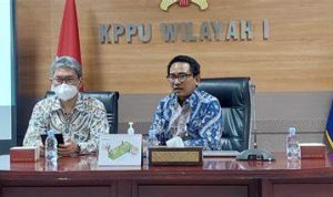 Kepala KPPU Kanwil I Ridho Pamungkas (kanan)