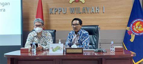 Kepala KPPU Kanwil I Ridho Pamungkas (kanan)