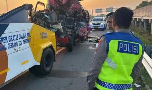 kecelakaan tragis di Tol Solo-Ngawi, tepatnya di KM 498+800 jalur B dari arah Surabaya menuju Jakarta. Peristiwa nahas ini terjadi pada Sabtu, sekitar pukul 03.15 WIB, di wilayah Desa Sindon, Kecamatan Ngemplak, Kabupaten Boyolali.