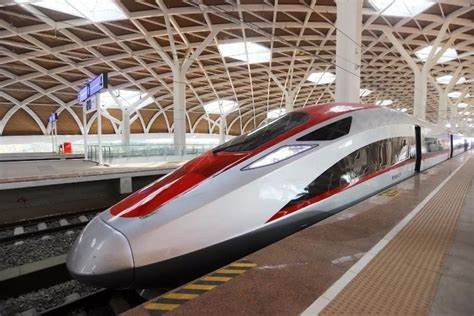 Proyek ambisius Kereta Cepat “Whoosh” yang dibanggakan oleh Presiden Joko Widodo dan Menteri Koordinator Bidang Kemaritiman dan Investasi, Luhut Binsar Pandjaitan, kini menjadi sorotan tajam.