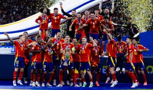 Spanyol mencatat sejarah baru dalam dunia sepak bola setelah berhasil mengalahkan Inggris dengan skor 2-1 dalam laga final Euro 2024 yang digelar di Olimpiastadion, Berlin.