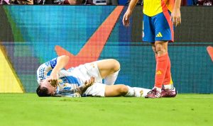 Lionel Messi, bintang Argentina, mengalami cedera pada menit ke-36 setelah terlihat menerima kontak dari Santiago Arias dalam upaya mengejar bola.
