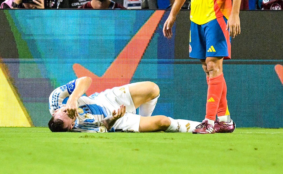 Lionel Messi, bintang Argentina, mengalami cedera pada menit ke-36 setelah terlihat menerima kontak dari Santiago Arias dalam upaya mengejar bola.