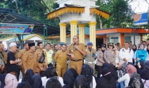 ratusan guru P3K yang lulus pada tahun 2023 untuk bertemu dengan Penjabat Bupati, Faisal Hasrimy.