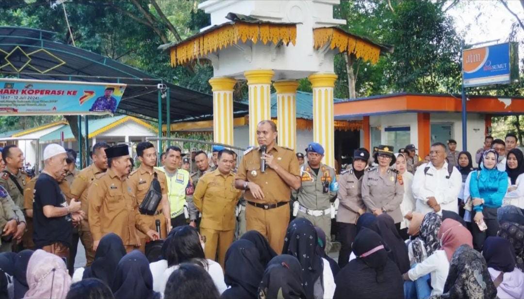 ratusan guru P3K yang lulus pada tahun 2023 untuk bertemu dengan Penjabat Bupati, Faisal Hasrimy.