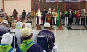 Ahmad Qosbi, Ketua Panitia Penyelenggara Ibadah Haji (PPIH) Debarkasi Medan, dengan tulus mengingatkan para jamaah untuk terus menjaga persaudaraan dan silaturrahim di tengah-tengah masyarakat setelah menyelesaikan ibadah suci mereka.