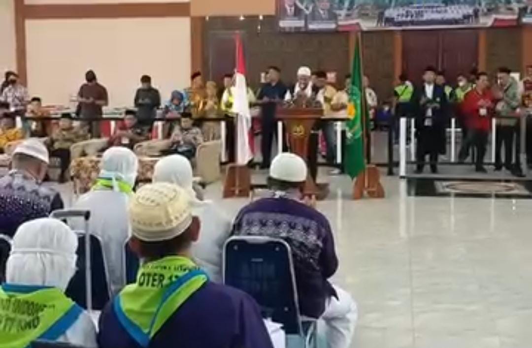 Ahmad Qosbi, Ketua Panitia Penyelenggara Ibadah Haji (PPIH) Debarkasi Medan, dengan tulus mengingatkan para jamaah untuk terus menjaga persaudaraan dan silaturrahim di tengah-tengah masyarakat setelah menyelesaikan ibadah suci mereka.