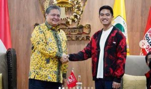 Ketua Umum Partai Golkar, Airlangga Hartarto, dan Ketua umum partai PSI, Kaesang Pangarep.