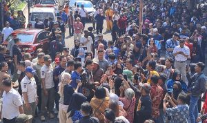 Ratusan relawan dan warga memadati gedung DPRD Solo untuk memberikan dukungan kepada Gibran dalam momen perpisahannya.