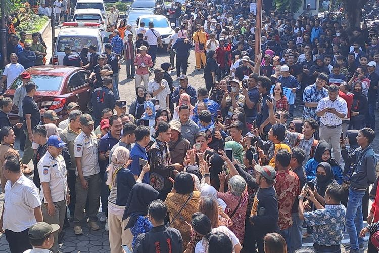 Ratusan relawan dan warga memadati gedung DPRD Solo untuk memberikan dukungan kepada Gibran dalam momen perpisahannya.