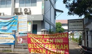 Sekolah Menengah Atas Negeri (SMAN) 8 Tangerang Selatan menjadi pusat perhatian setelah disegel oleh ahli waris dengan tuntutan terkait status tanahnya.