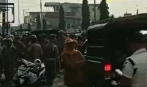 belasan sepeda motor Disita di Medan Tanpa Stiker Parkir tiba-tiba diangkut oleh petugas kepolisian dan Satpol PP di flyover Jamin Ginting.